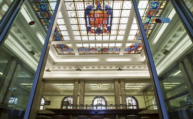 Alta tensión entre dos concejales de Santander en el Pleno a cuenta de la vidriera franquista del Banco de España